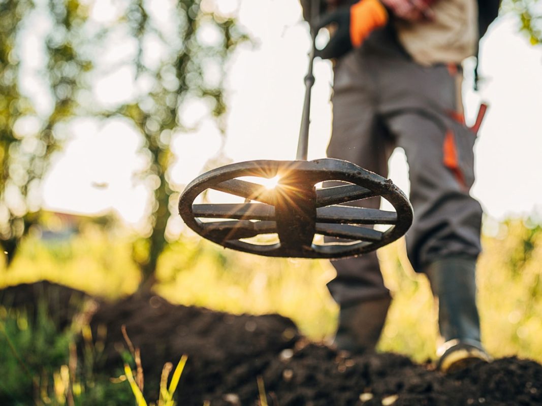 Gold detectors in syria